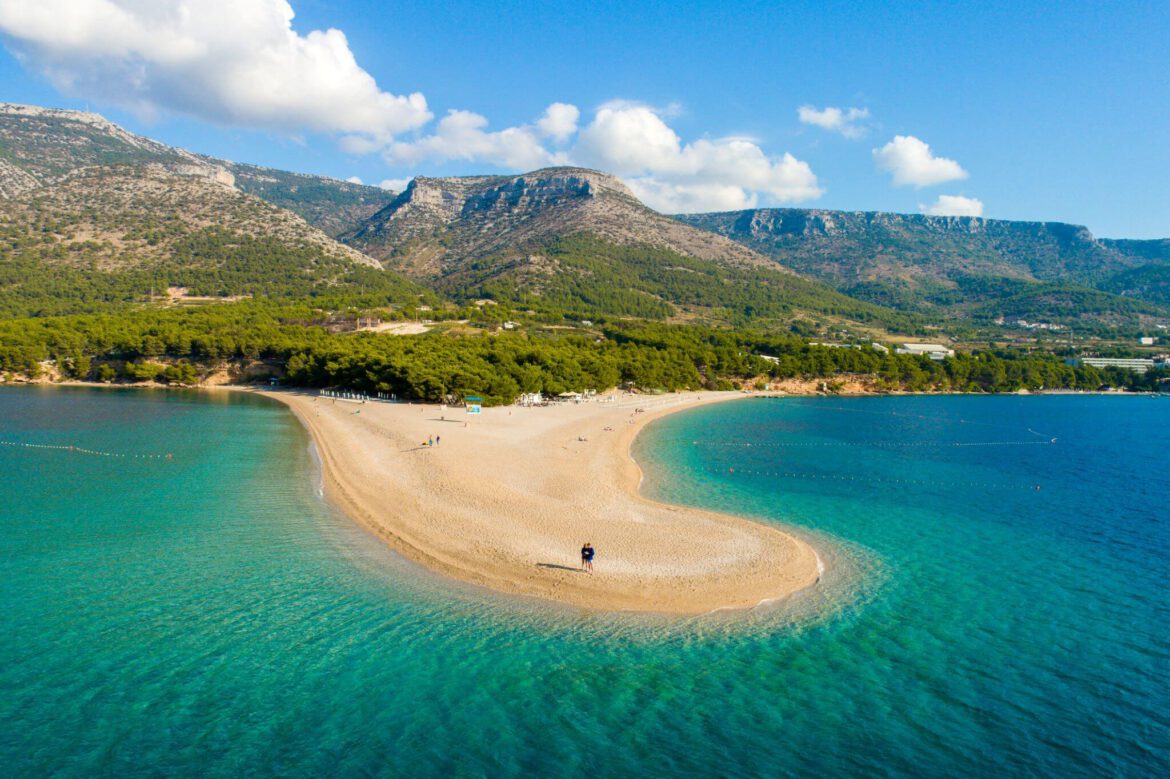 kroatien-bol-zlatni-rat-strand-g-1094604418