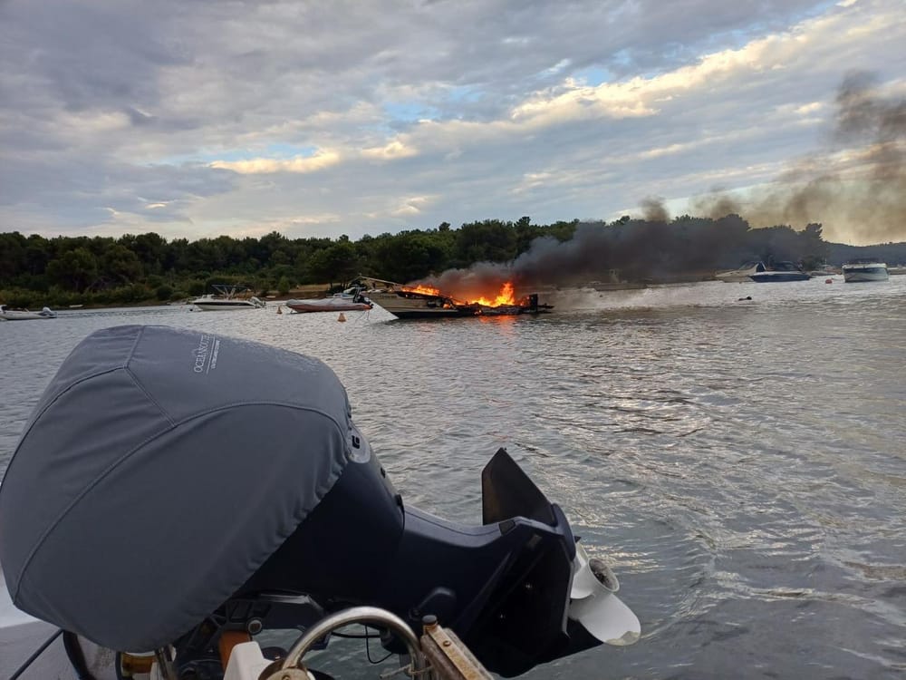 Boot brennt und sinkt an einer inoffiziellen Boje in Medulin 7 Kroatien Nachrichten Bild 4 16
