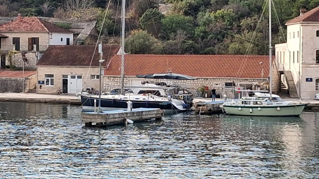 Ein vor 42 Jahren erbauter Pier im Yachthafen von Milna ist eingestürzt. 7 Kroatien Nachrichten Bild 4 8