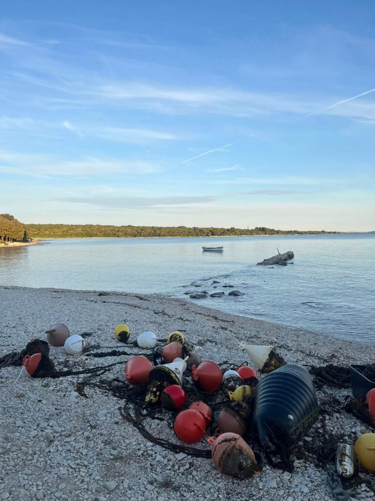SO MACHT MAN DAS IN VODNJAN: Bojen und Ketten flogen hinaus 7 Kroatien Nachrichten Bild 4 5