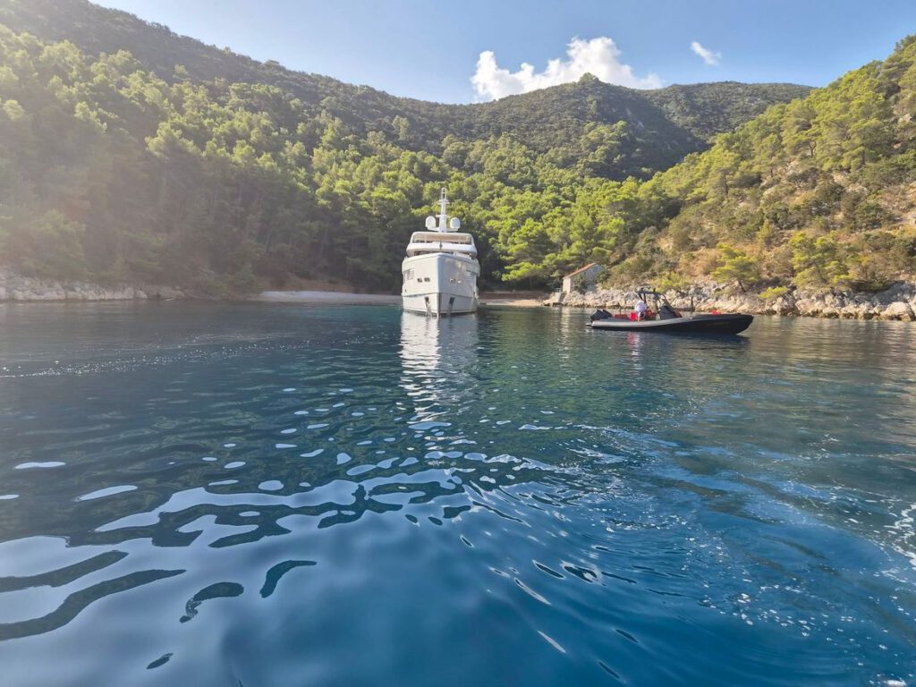 Ein arroganter Yachtkapitän besetzte die gesamte Bucht von Hvar und wurde von den Behörden zum Rückzug gezwungen. 7 Kroatien Nachrichten Bild 6 2